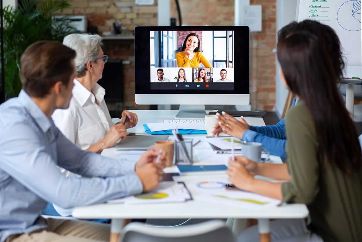 Persone Che Utilizzano Dispositivi Digitali Durante Una Riunione